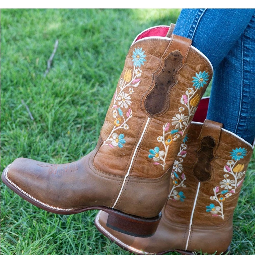 Cowboy boots with embroidery flowers